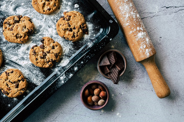 Cookies fait maison aux pépites de chocolat et noisettes sur la grille du four