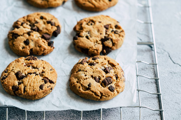 Cookies fait maison aux pépites de chocolat et noisettes sur la grille du four