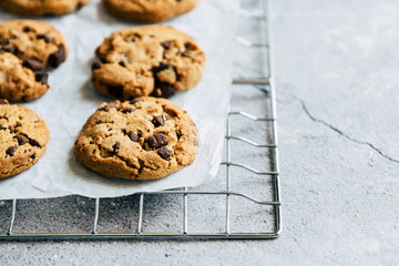 Cookies fait maison aux pépites de chocolat et noisettes sur la grille du four