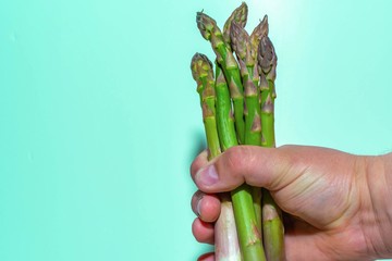 Asparagus in the hand of a man.