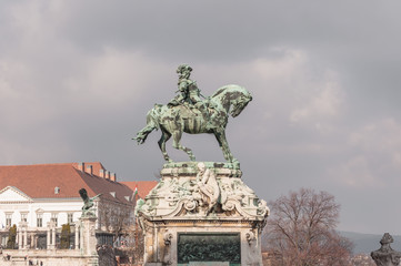 Obraz premium Equestrian statue of Prince Savoyai Eugen in front of the historic Royal Palace in Buda Castle