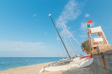 Low season empty beach with sun loungers and straw umbrellas. in Crete town Hersonissos Day foto. Greece vacation.