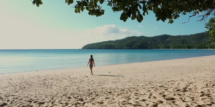carril chica andando por una playa paradisiaca