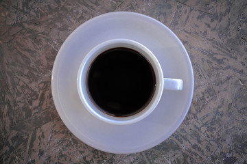 taza de café con plato sobre madera 