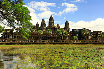 Obraz premium Angkor Wat is a temple complex in Cambodia and the largest religious monument in the world. Siem Reap, Cambodia. Artistic picture. Beauty world. 