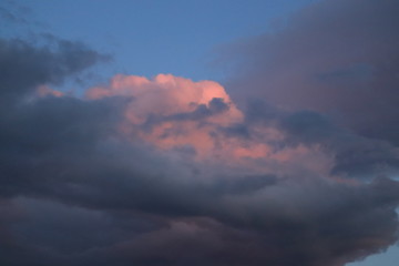 blask  zachodzącego  słońca  w  ciemnych  chmurach © Mirosaw