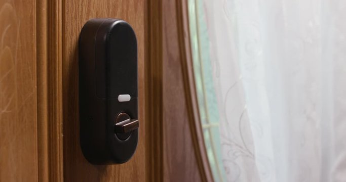 Smart Lock Gadget Automatically Locking Itself