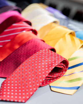 lote de corbatas de varios colores 