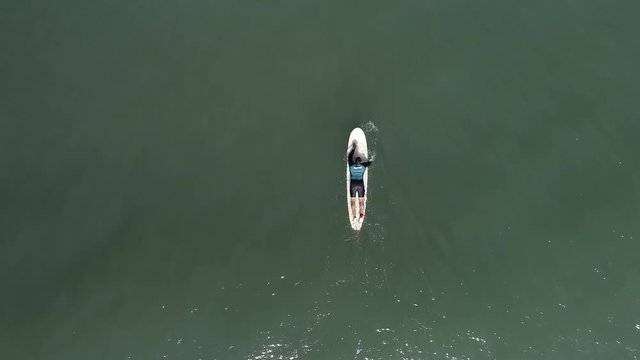 Surfe de long board na praia de Bora-Bora