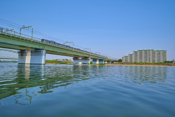川崎市多摩区登戸の多摩川から多摩川橋梁と狛江市方面(北側)の都市景観