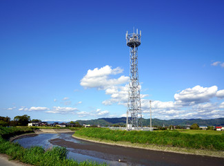 田園風景の中に建つ携帯電話の基地局鉄塔、携帯電話の基地局