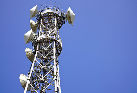 マイクロウェーブ波の基地局鉄塔、パラボラアンテナの鉄塔、