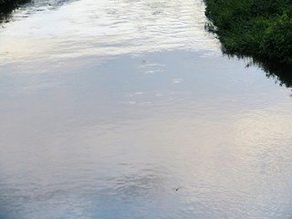 日本の田舎の風景　9月　初秋の川辺の夕景　水鏡