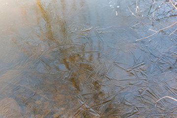 Superficie de un río congelada.