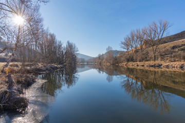 Obraz premium Paseo Machado. Paseo peatonal por el río Duero en Soria, España.