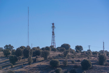 Antena de telecomunicaciones en la cima de un monte.