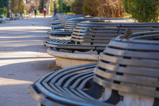 Bancos de Madera en parque Alameda de Cervantes (Soria, Espa&ntilde;a).