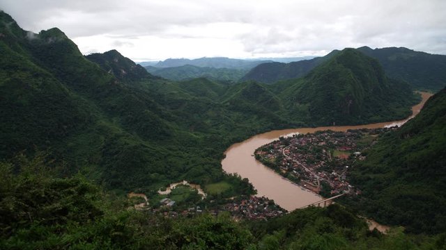 R&iacute;o ancho con monta&ntilde;as fondosas