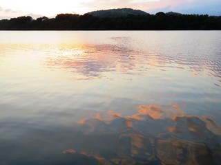 日本の田舎の風景　9月　川辺の夕景　空を映す水鏡