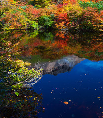那須岳ひょうたん池に映る那須岳と紅葉