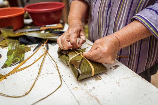 Selective focus shot of preparing Casava Suman in a banana leaf