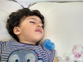 bebê bonito dormindo