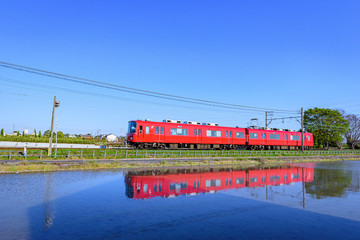 田んぼと赤い電車
