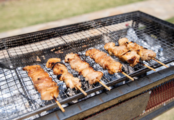 家の庭でバーベキューをする家族