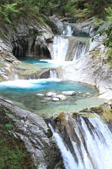 Fototapeta na wymiar 春の西沢渓谷の滝the waterfall in Nishizawa valley in spring)