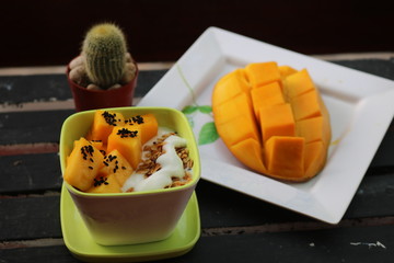 yogurt mango granola