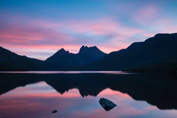 Foto auf Acrylglas Cradle Mountain Cradle Mountain reflected in Dove Lake at sunset