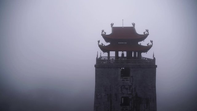 Torre oriental en d&iacute;a nublado