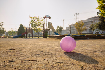ボールが残る人のいない公園