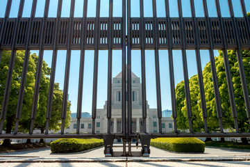 国会議事堂とパトカー © Caito