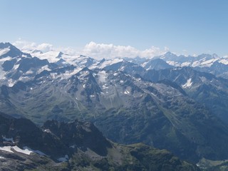 La cima de las nevadas montañas alpinas rascando el cielo azul en un día soleado
