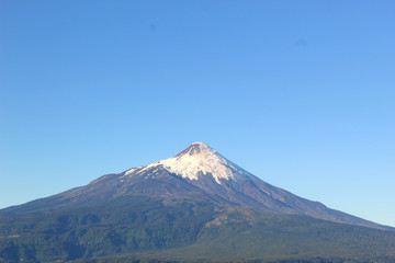 Fototapeta premium Volcan puntiagudo en pleno verano.
