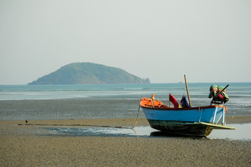 Naklejka premium Fishing Boat on mountain background at Chow Loa Bay, Chantaburi, Thailand.