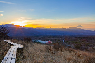 夜明けの富士山と秩父山地、山梨県北杜市清里美し森山にて