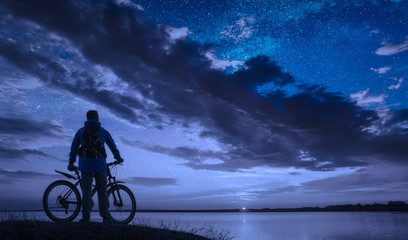 Fototapeta na wymiar Cyclist near the sea at night