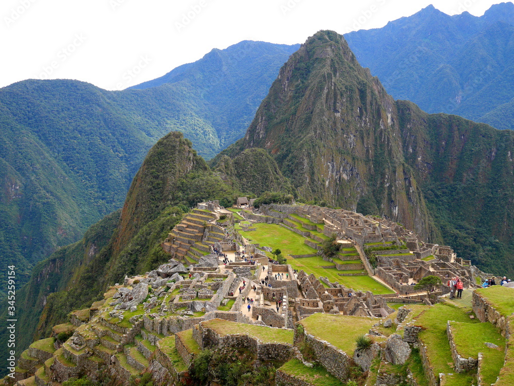 Wall mural Machu Picchu pueblo with Huyana Picchu