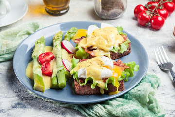 Sandwiches with bacon, poached egg and asparagus