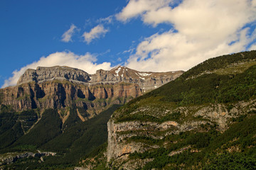 La cresta del Mondarruego en los Pirineos españoles visto desde la ciudad española de...