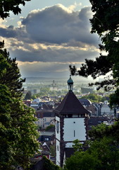 Schwabentor in Freiburg unter Wolken
