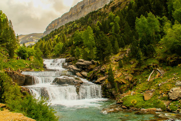 Fototapeta na wymiar Cascada de Soaso en el río Arazas, un hermoso paisaje natural en el Valle de Ordesa, Huesca, España.