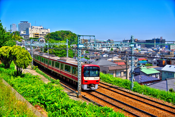 Plakat 【神奈川】京急列車と横須賀都市風景