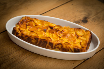torta di mele con caramello e panna montata fatta in casa