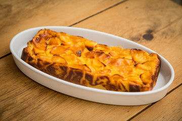 torta di mele con caramello e panna montata fatta in casa