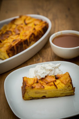 torta di mele con caramello e panna montata fatta in casa