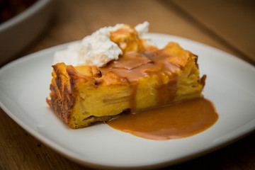 torta di mele con caramello e panna montata fatta in casa