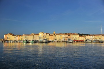 Obraz premium Sant-Tropes - view form the sea from sail boat board